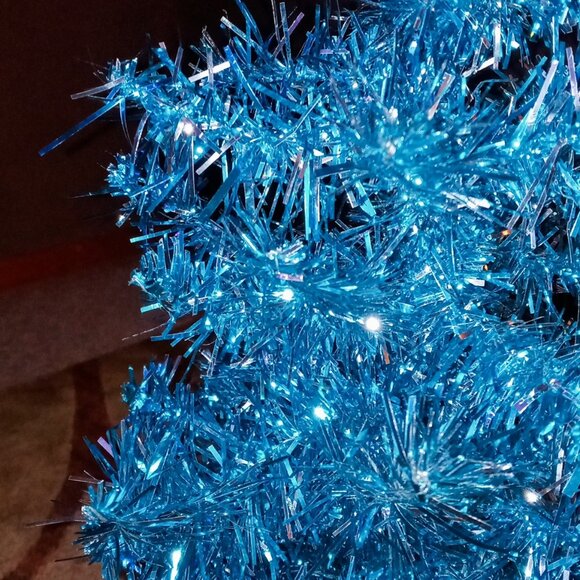 Sparkly Christmas Tree Blue Tinsel Table Top Decor Retro-Style w/FREE skirt - Picture 4 of 8